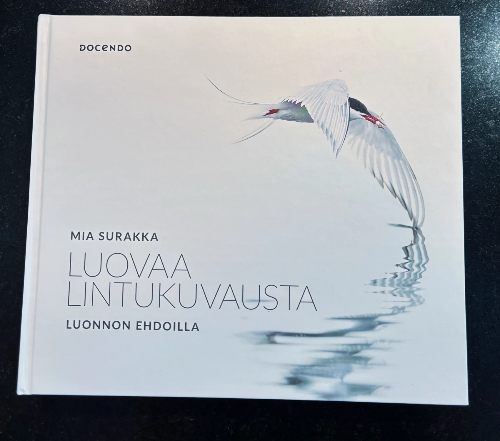 Mia Surakan Luovaa lintukuvausta luonnon ehdoilla -kirjan etukansi